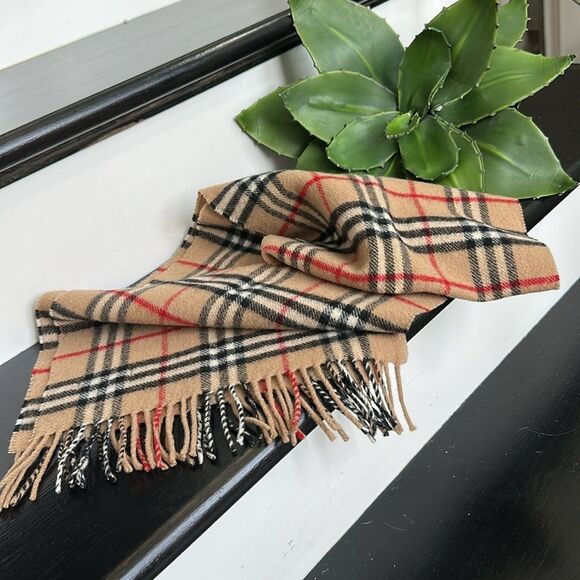 Burberrys of London 100% Lambswool made in England unisex scarf 52”c12” like new - Picture 4 of 4
